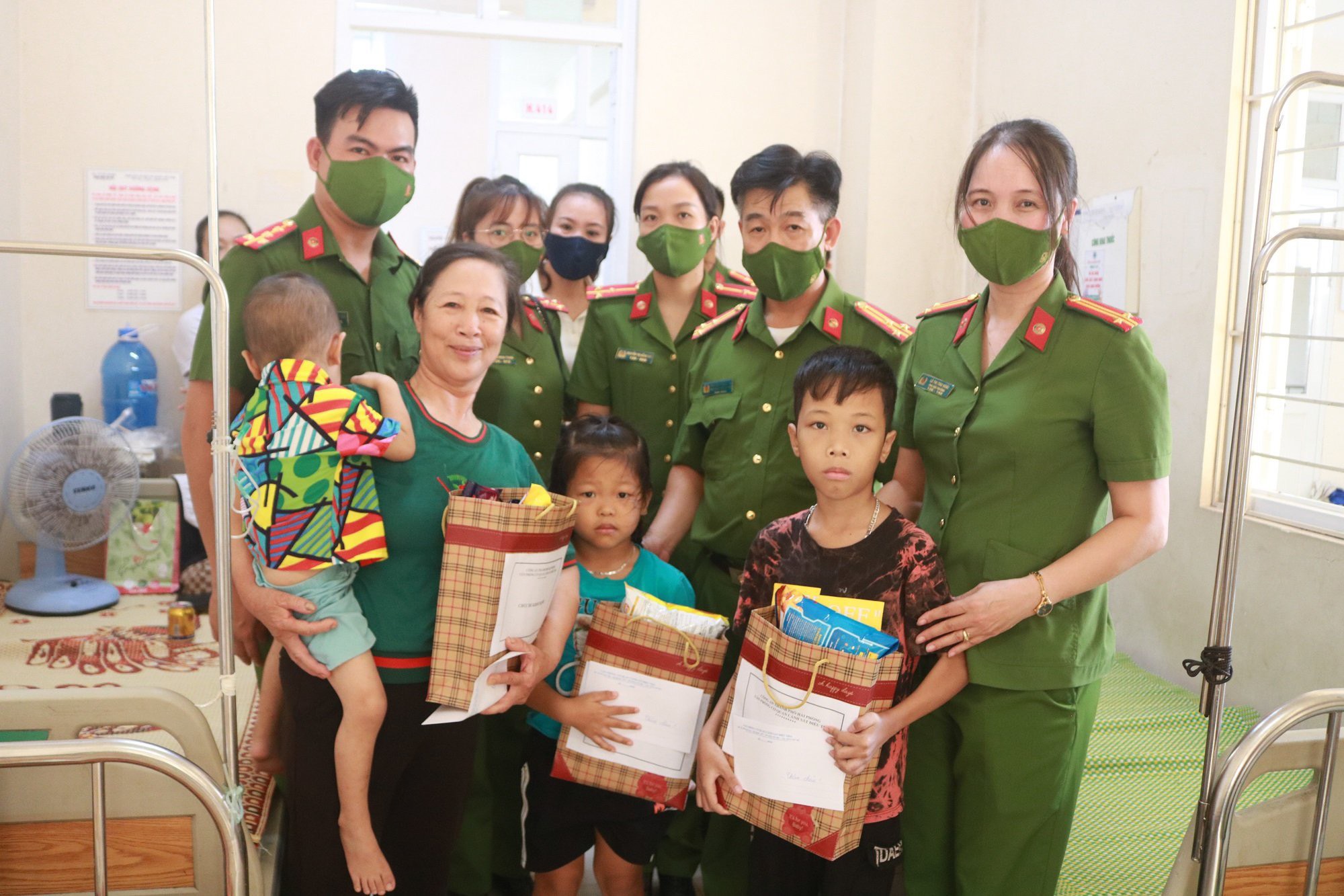 Văn phòng Cơ quan Cảnh sát điều tra: Tặng 20 suất quà cho các cháu có hoàn cảnh khó khăn tại Bệnh viện trẻ em Hải Phòng